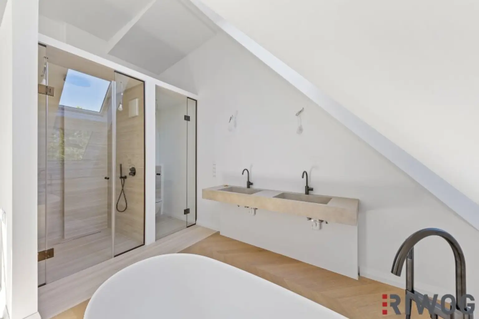 3,7m Raumhöhe im DG, Garage mit 2 Stellplätze, Atrium, Aufzug in die Wohnung und 360° Dachterrasse