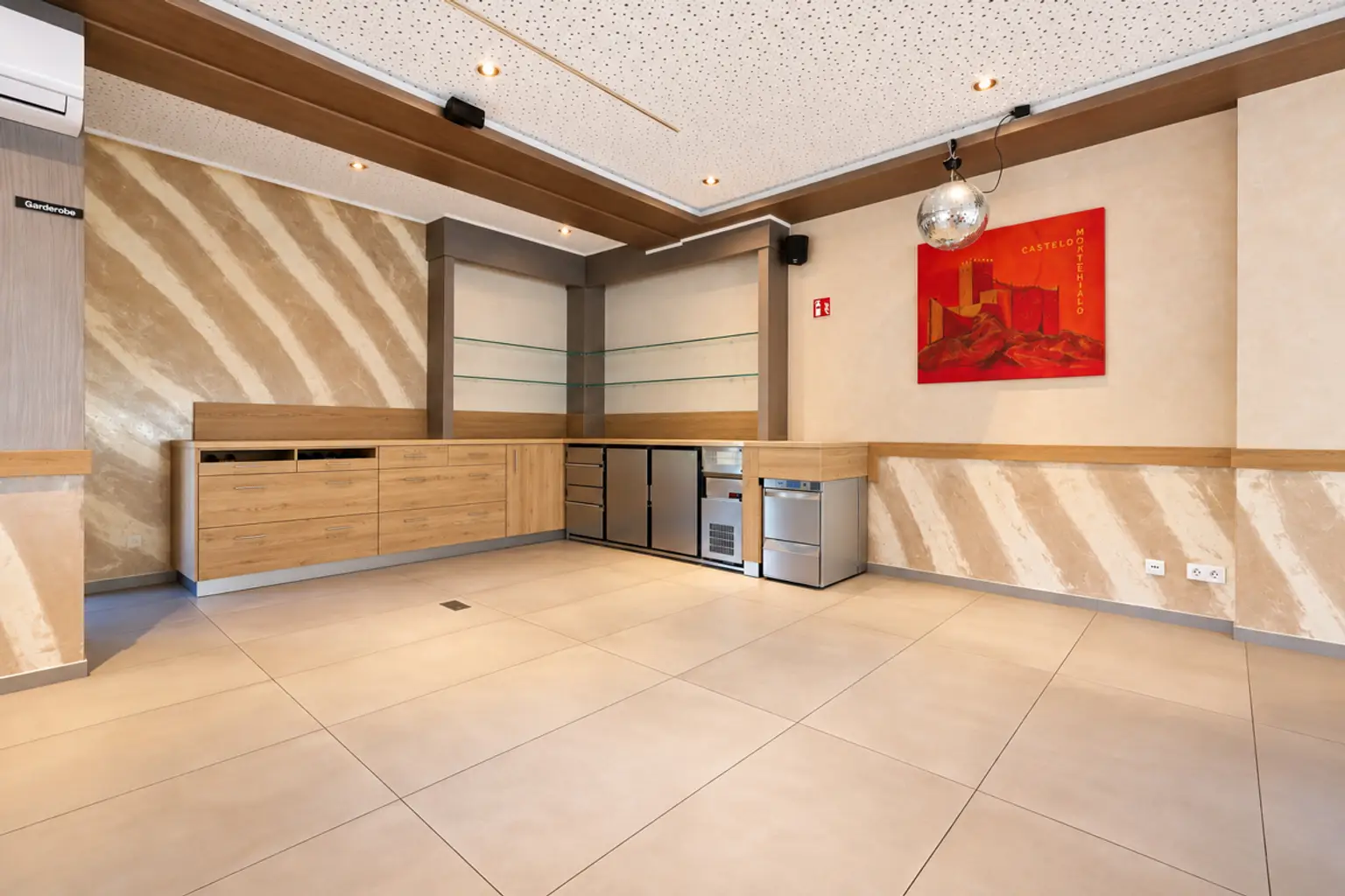 Minimalistische Bar mit Marmordekor und Disco-Kugel