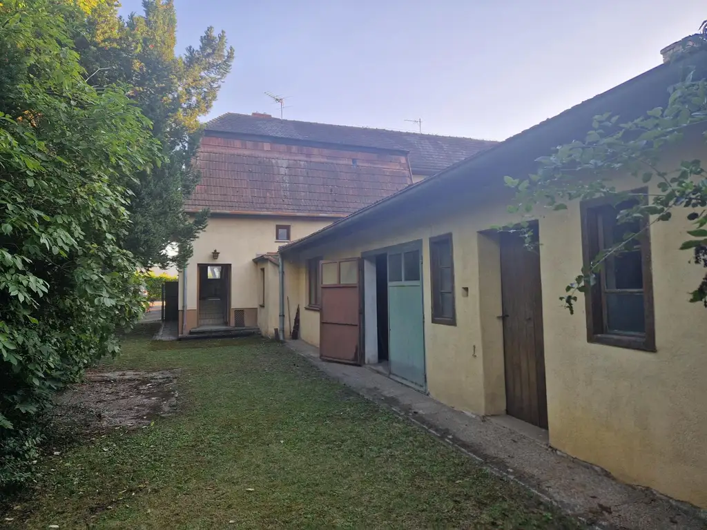 SANIERUNGSBEDÜRFTIGES LANDHAUS MIT TRAUMHAFTEM GARTEN SAMT ALTBAUMBESTAND IN ALLERBESTER WOHN- UND ZENTRUMSLAGE VON KIRCHBERG AM WAGRAM