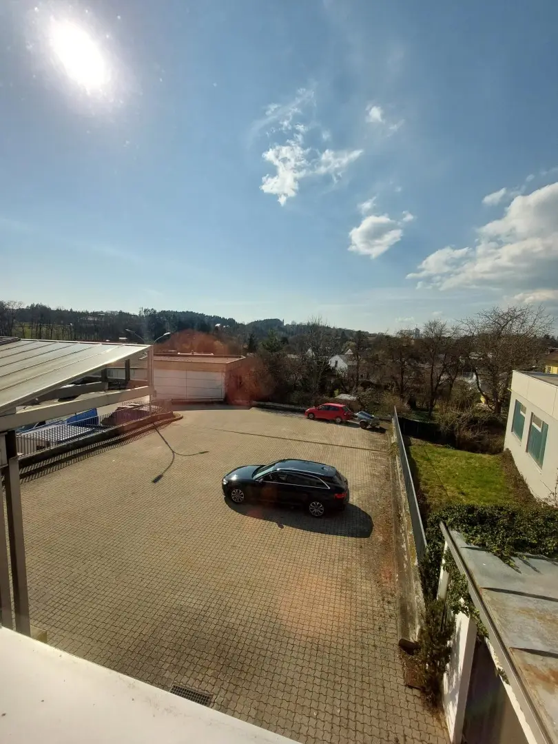 Innenhof mit Parkfläche