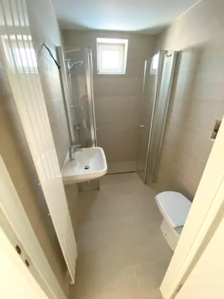 2 Zimmer DG-Wohnung - Erstbezug nach qualitativ hochwertiger Komplettsanierung - plus 2 Terrassen mit gesamt ca. 13,58 m²