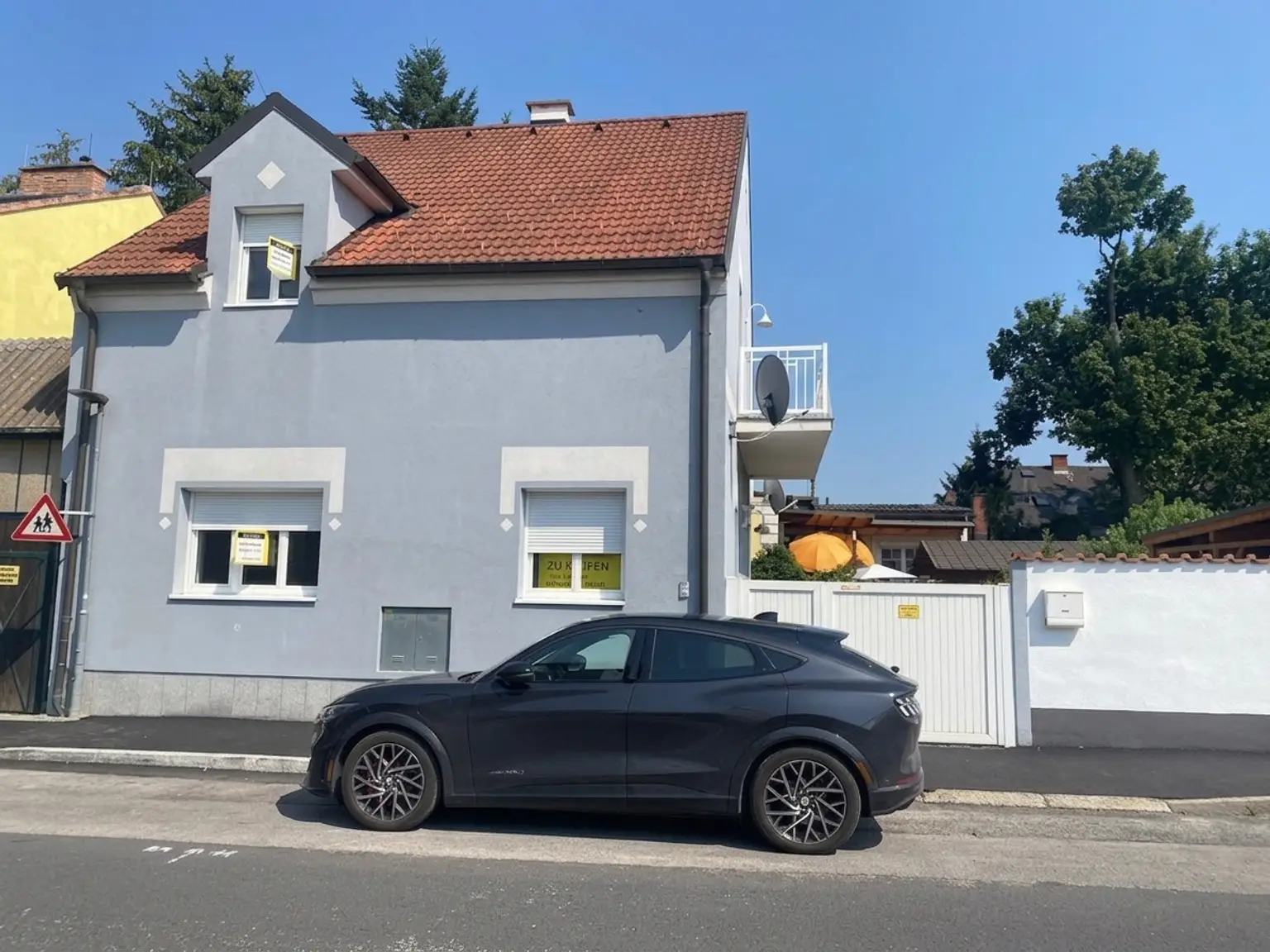 Hausfront und Eingangstor
