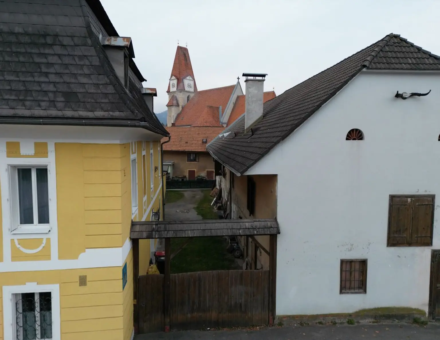Gepflegtes Wohnhaus + Liegenschaft mit verpachtetem Café und Zimmervermietung (Ausbaupotenzial) + großer Stadl mit Innenhof + Garten