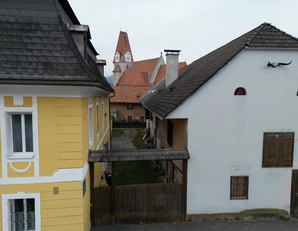 Gepflegtes Wohnhaus + Liegenschaft mit verpachtetem Café und Zimmervermietung (Ausbaupotenzial) + großer Stadl mit Innenhof + Garten