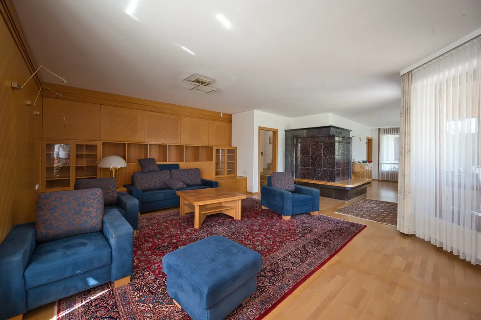 Exklusivität und Privatsphäre pur auf 2.610 m2 Grundfläche! Von der Terrasse in den Schwimmteich.