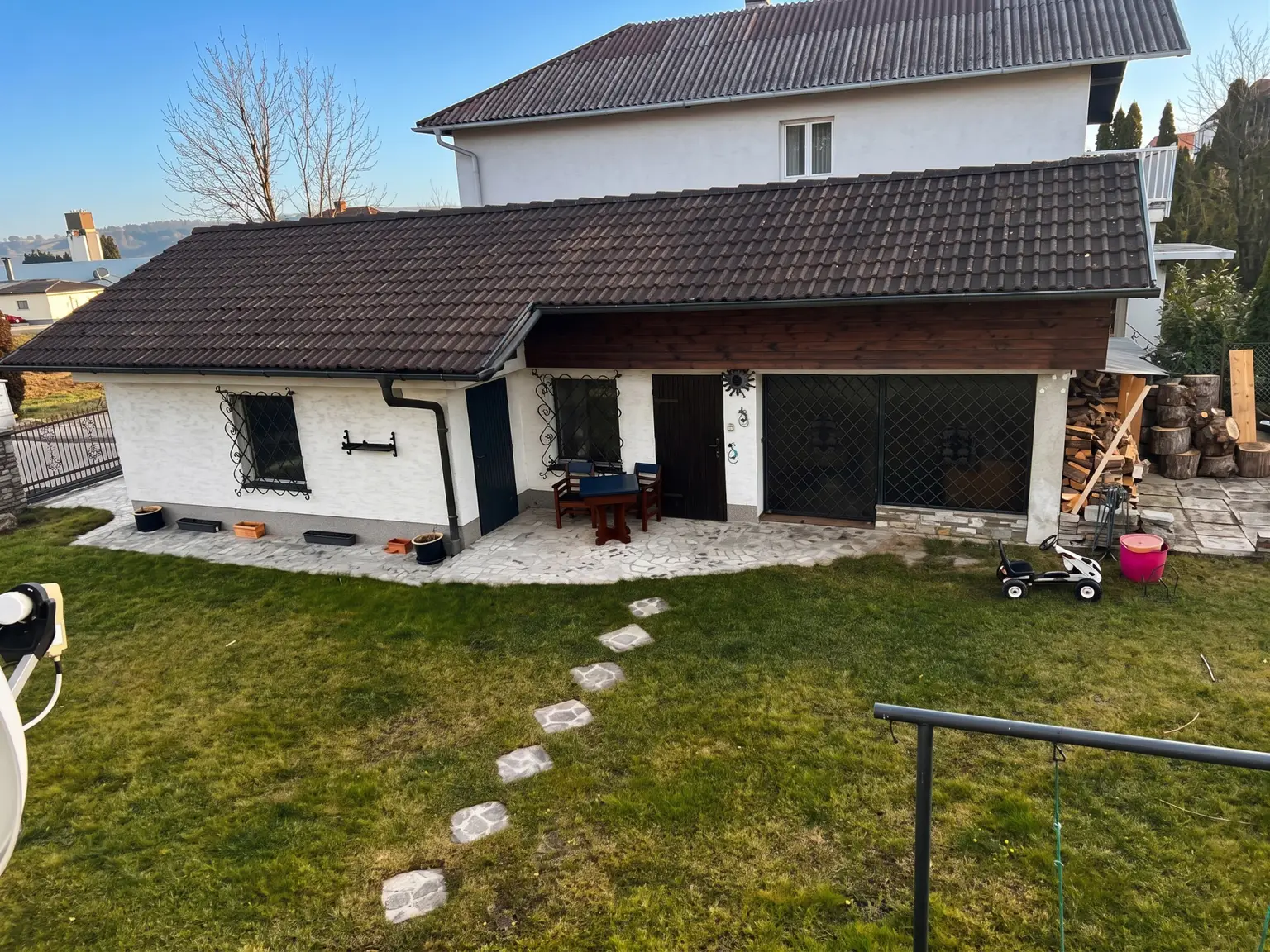 Nebengebäude(Sommerküche möglich mit Lounge) und Garage