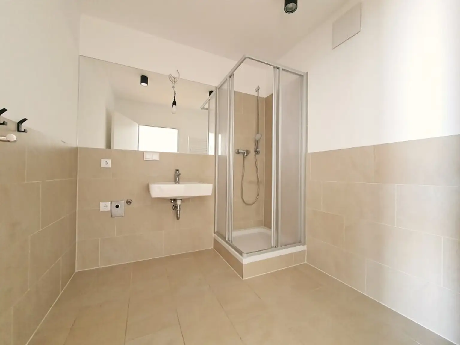 modernes Bad mit Dusche und WM Anschluss