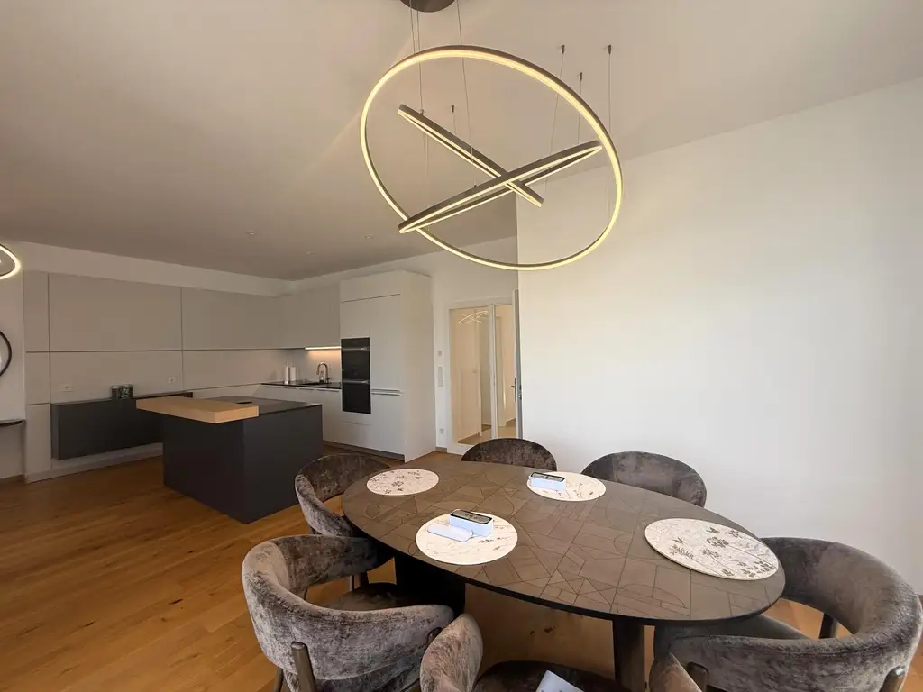 Luxus Penthouse mit Outdoor-Jacuzzi wird komplett möbliert vermietet // Luxury penthouse with outdoor Jacuzzi available for rent, fully furnished //