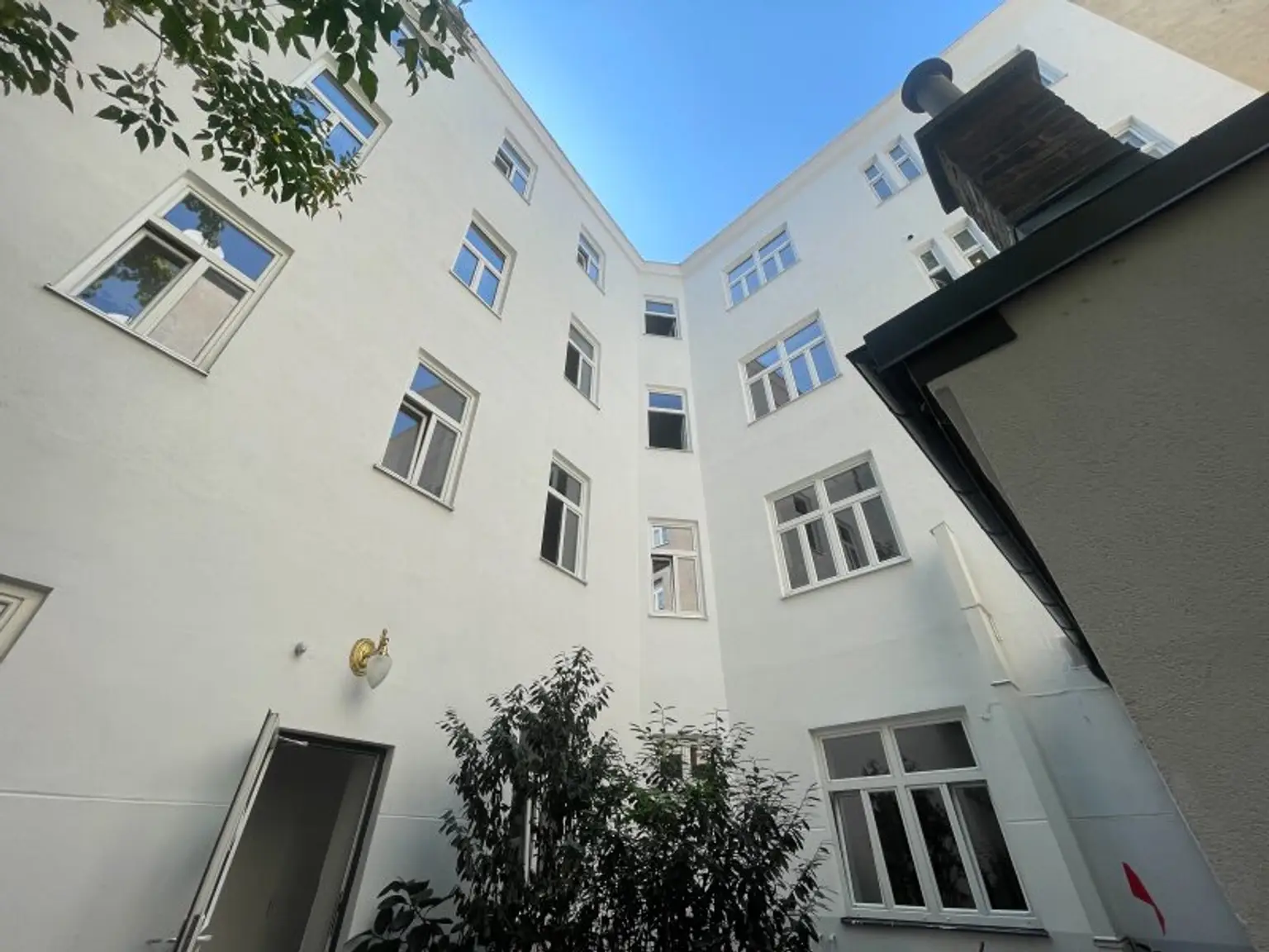 NÄHE AUGARTEN: 1-Zimmer-Altbauwohnung mit großem Gestaltungspotenzial beim Wallensteinplatz
