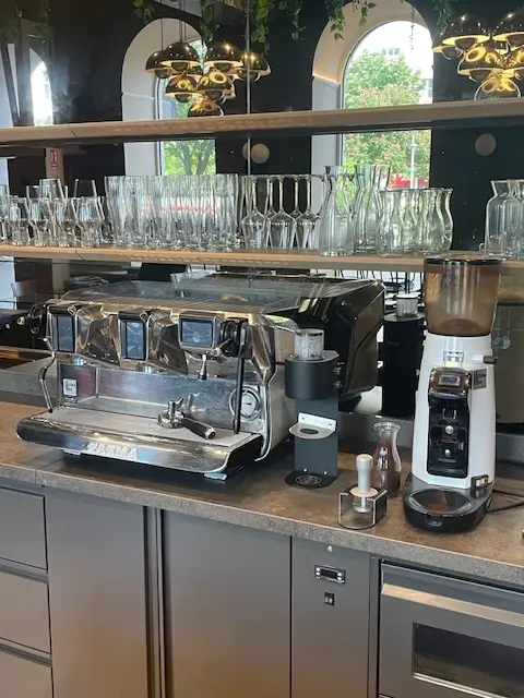 Neu adaptiertes Cafe Konditorei Restaurant auf frequentiertem zentralen Hauptplatz im 2. Bezirk