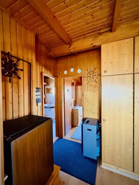 PRIVATSPHÄRE und FLIESSWASSER - FLACHDACHHÜTTE IN DER RUSTER BUCHT AUF PACHTGRUND ZU KAUFEN