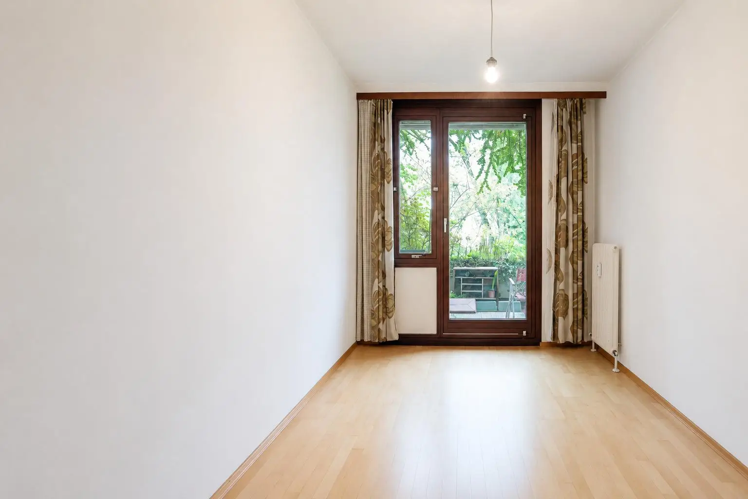 Helles Zimmer mit Terrassenzugang