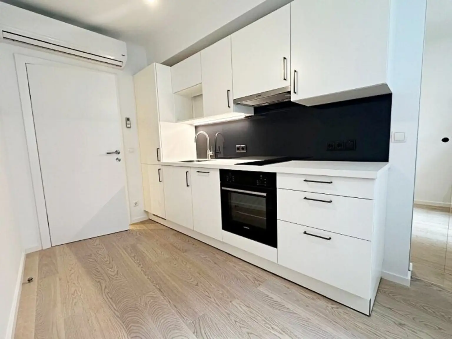 STEPHANSPLATZ-NÄHE, 27 m2 Apartment, 1 Zimmer, Kochnische, Duschbad, Parketten, 8. Liftstock, Rotenturmstraße