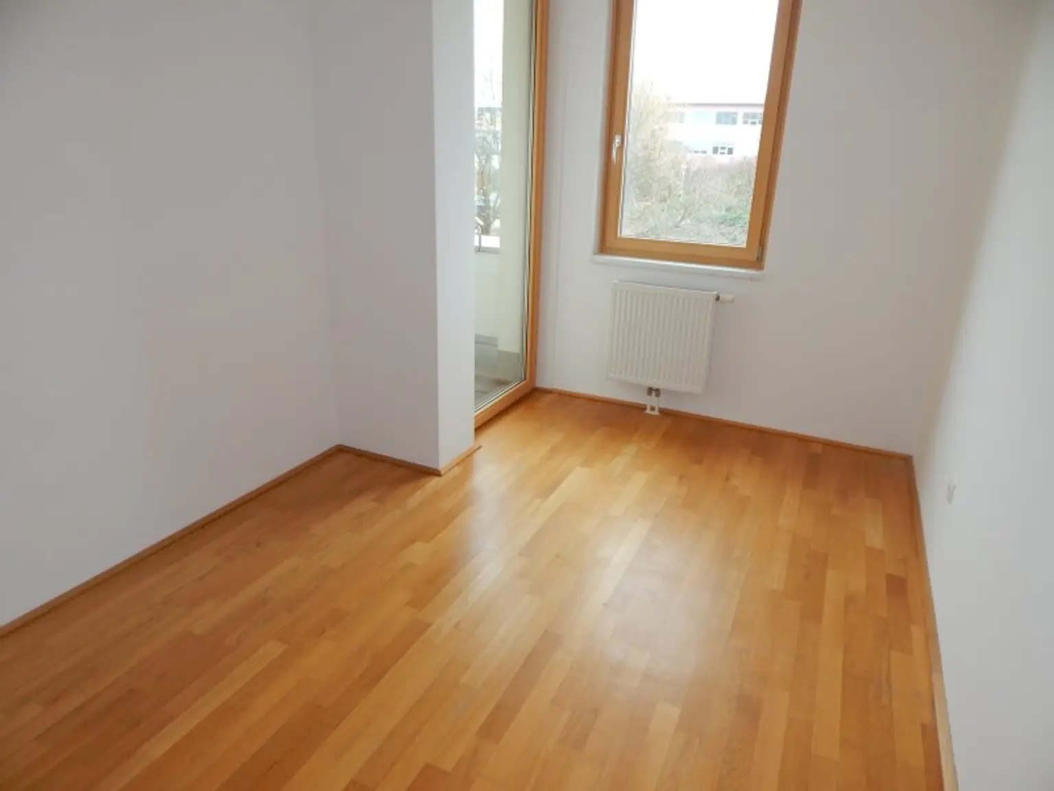 "PROVISIONSFREI" Helle und ruhige 3 Zimmer Terrassenwohnung mit Tiefgaragenplatz