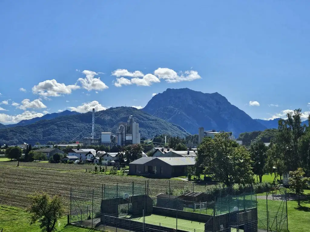 Helle 3-Zimmer-Mietwohnung in zentraler Lage von Pinsdorf mit Balkon & Gebirgsblick