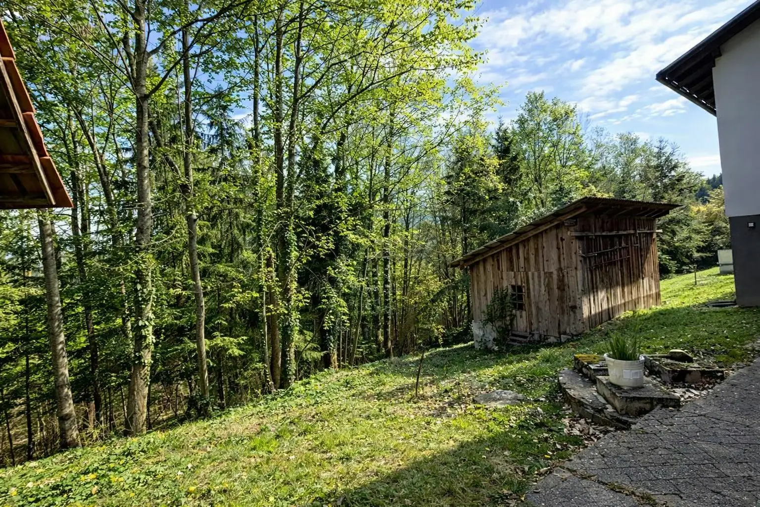 **Im Hügelland mit Fernblick: Einfamilienhaus mit Wäldchen, Nebengebäude & 2 Garagen**