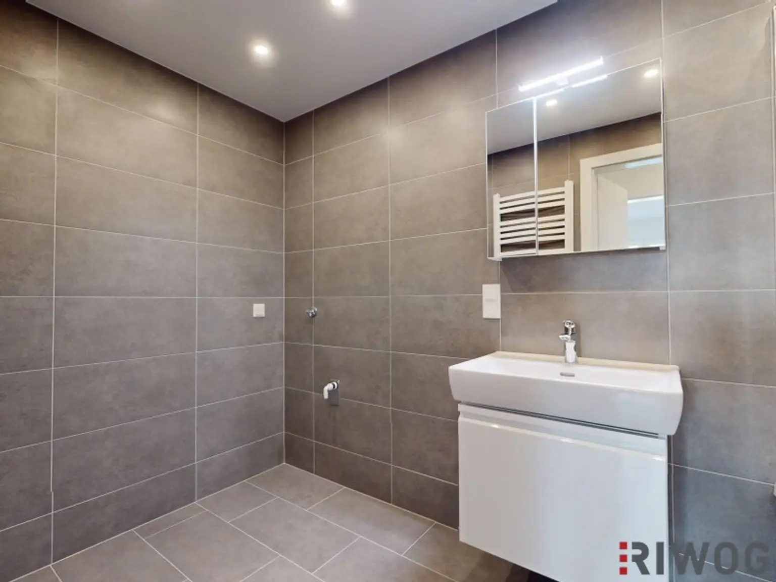 ERSTBEZUG nach Sanierung I 3 Zimmerwohnung im Herzen Klosterneuburgs I Gemeinschaftsgarten I Tischler-Küche mit Siemens Geräten