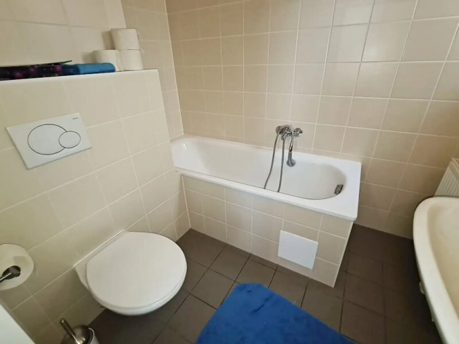 TERRASSENHIT, U1-NÄHE, 84 m2 Dachgeschoß mit 30 m2 Terrasse, 2 Zimmer, Wohnküche, 2 Bäder, Parketten, Viktorgasse