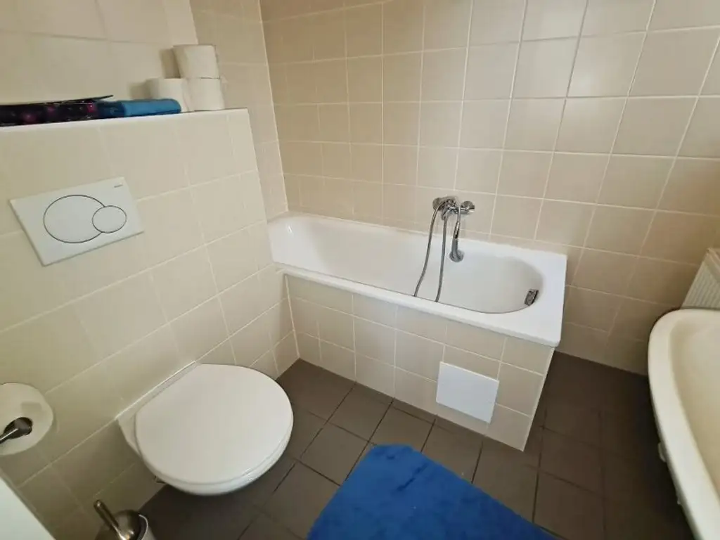 TERRASSENHIT, U1-NÄHE, 84 m2 Dachgeschoß mit 30 m2 Terrasse, 2 Zimmer, Wohnküche, 2 Bäder, Parketten, Viktorgasse