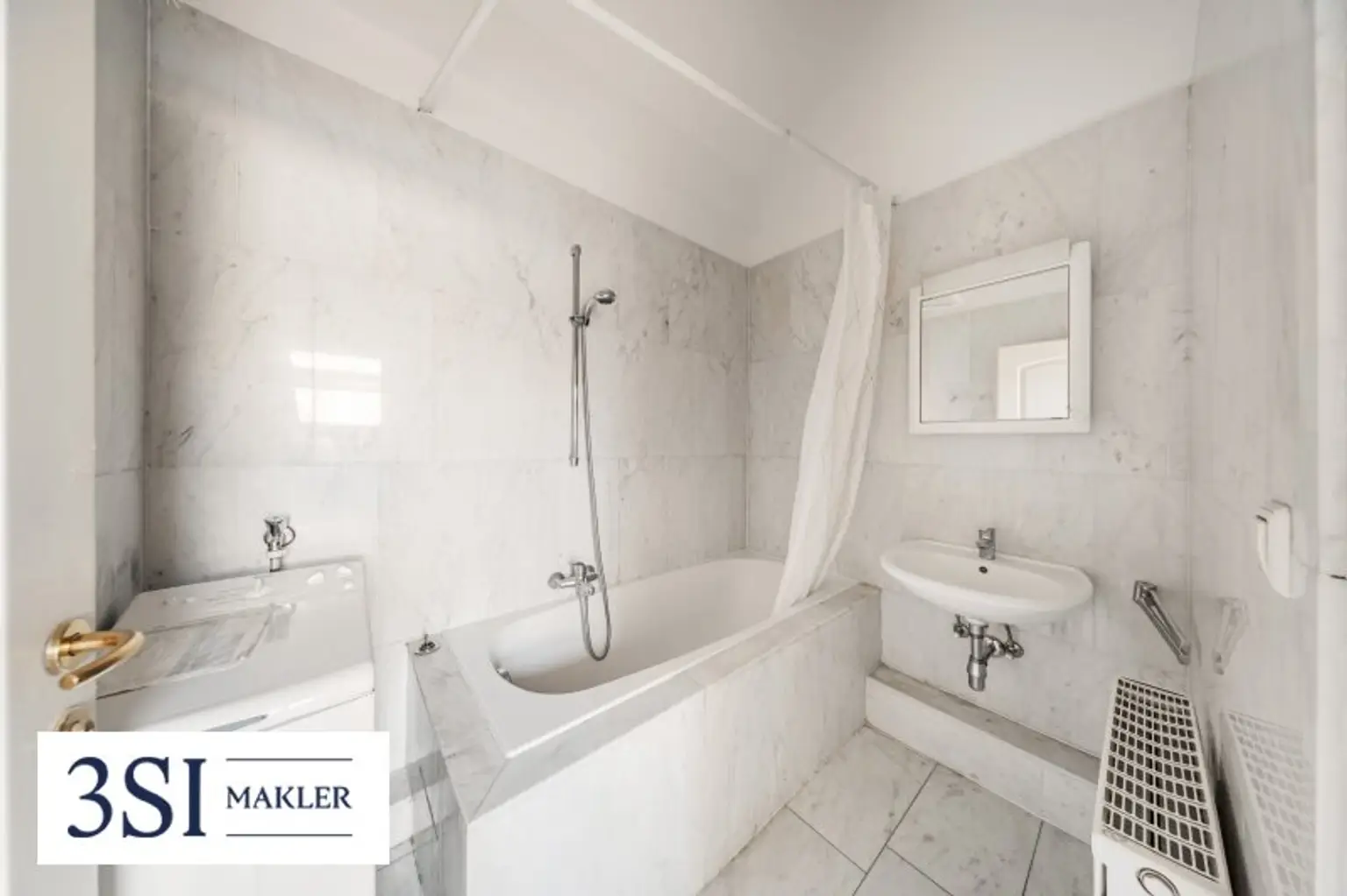 Klausgasse 46: Lichtdurchflutete 2,5-Zimmer-Dachgeschoßwohnung im Herzen des 16. Bezirks