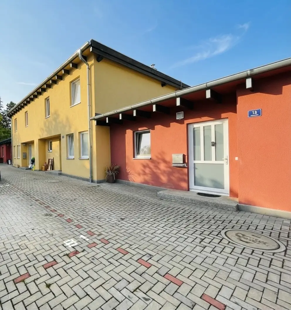 Charmantes Reihenhaus mit Gartenidylle und Terrasse und Parkplatz