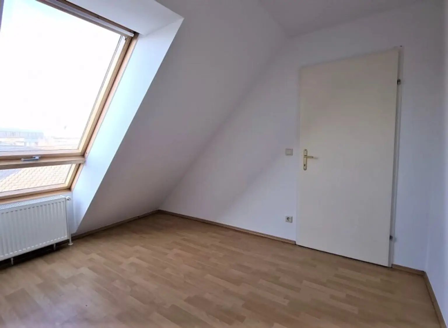 TERRASSENHIT, DACHGESCHOSS, 81 m2 Maisonette mit 12 m2 Terrasse, 3 Zimmer, Küche, Galerie, Wannenbad, Augarten-Nähe