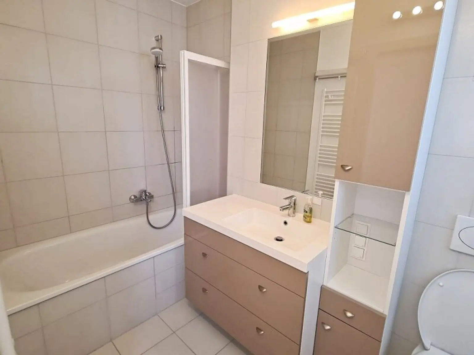 INNSTRASSE, FERNBLICK, unbefristete 97 m2 Dachgeschoß-Maisonette mit Loggia, 2 Zimmer, Komplettküche, Wannenbad, Parketten, gefördert