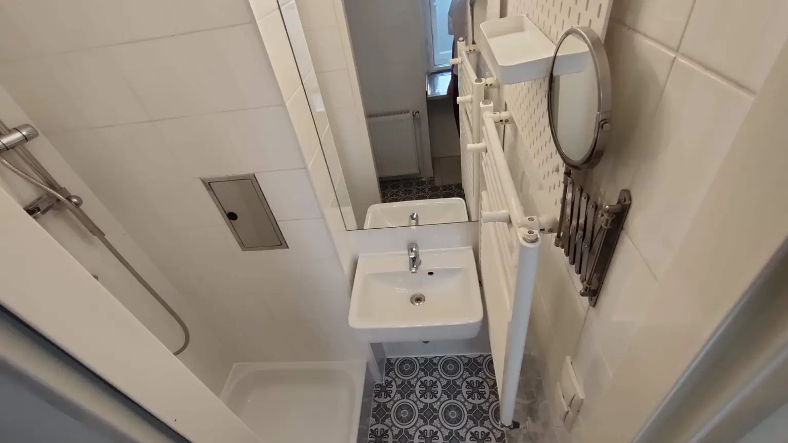 Hofruhelage: nettes Erdgeschoß-Single-Apartment im Herzen der Josefstadt!