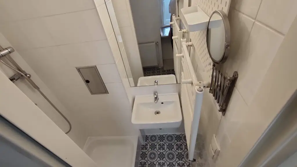 Hofruhelage: nettes Erdgeschoß-Single-Apartment im Herzen der Josefstadt!