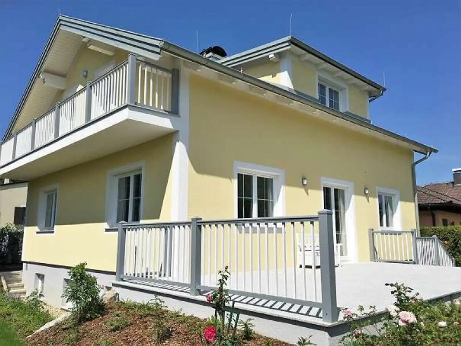 Blick zur Terrasse und zum Balkon