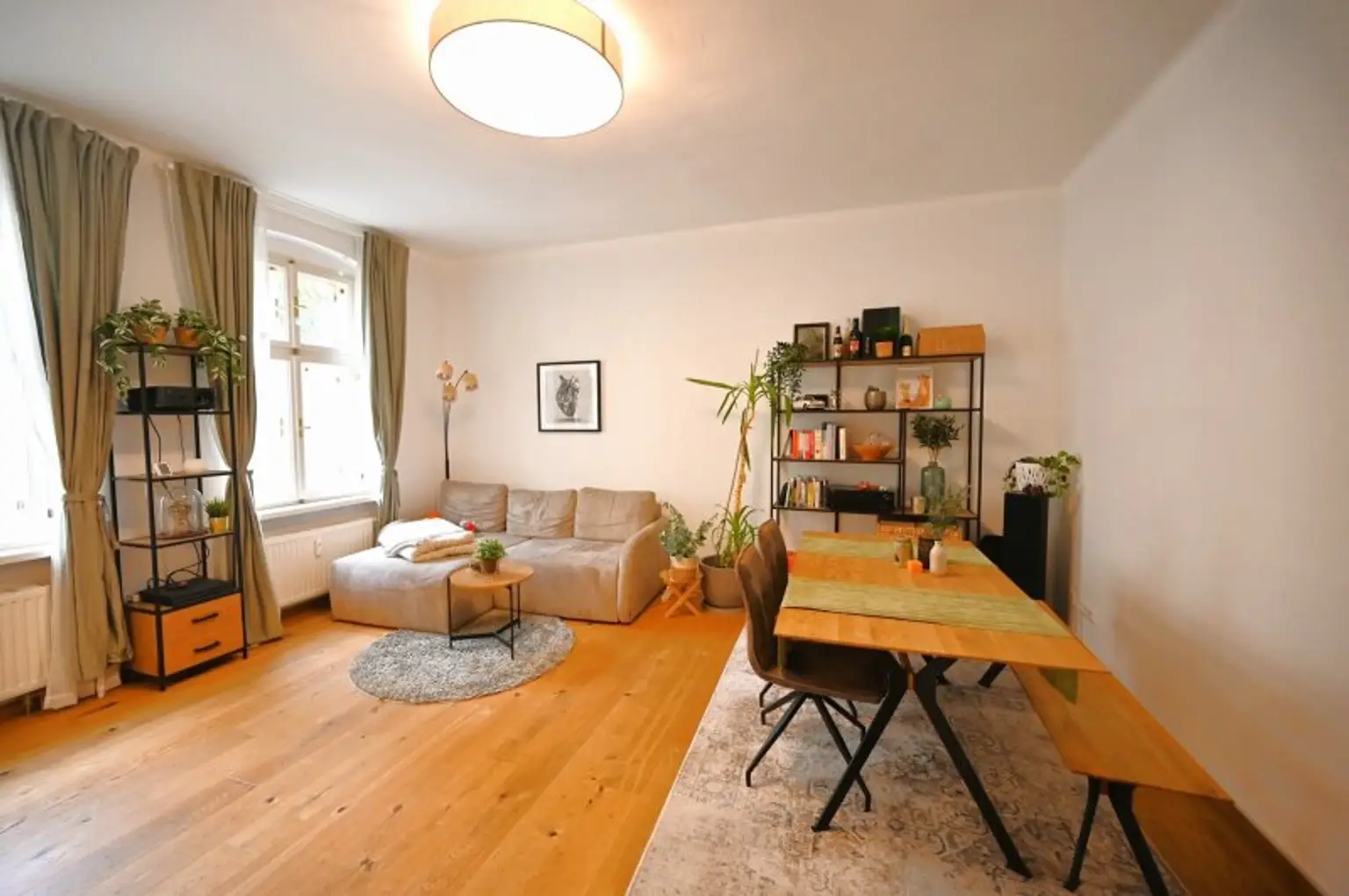 Charmanter Altbauflair trifft moderne Sanierung – 3-Zimmer-Wohnung in der Schillerstraße