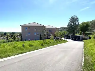 Zufahrtsstraße zur Wohnanlage