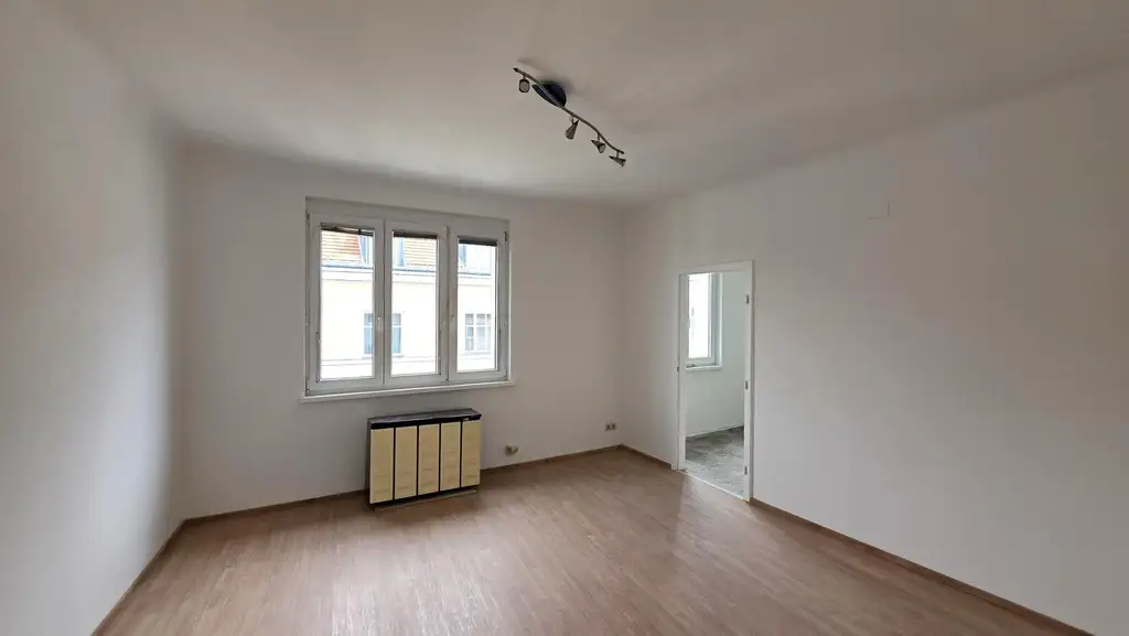 4. OG! Sanierungsbedürftige 2 Zimmer Wohnung in S-Bahn-Nähe