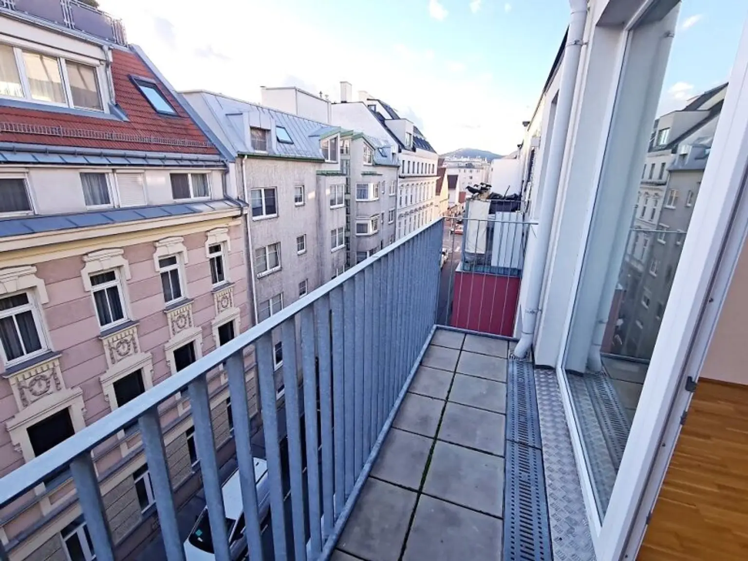 AM SPITZ-NÄHE, gepflegte 36 m2 Neubau mit 4 m2 Balkon, 2 Zimmer, Komplettküche, Wannenbad, Parketten, Garagenplatz möglich, Leopold-Ferstl-Gasse