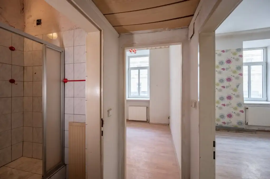 ++NEU++ Renovierungsbedürftige 4-Zimmer Altbauwohnung im Erdgeschoss!