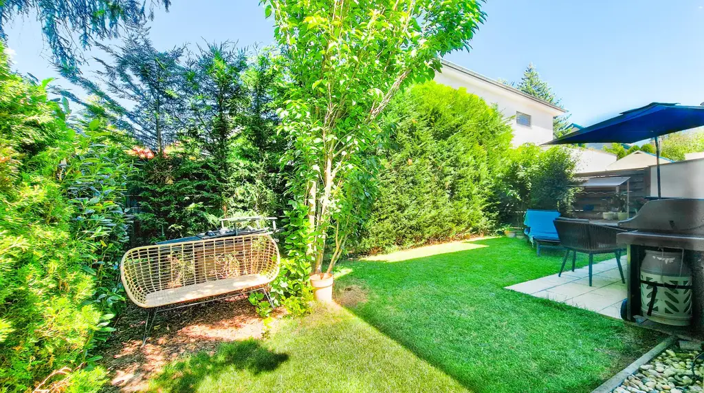 Niedrigenergie-Doppelhaushälfte in Mauer. 5 Zimmer, Terrasse, Garten und Autostellplatz