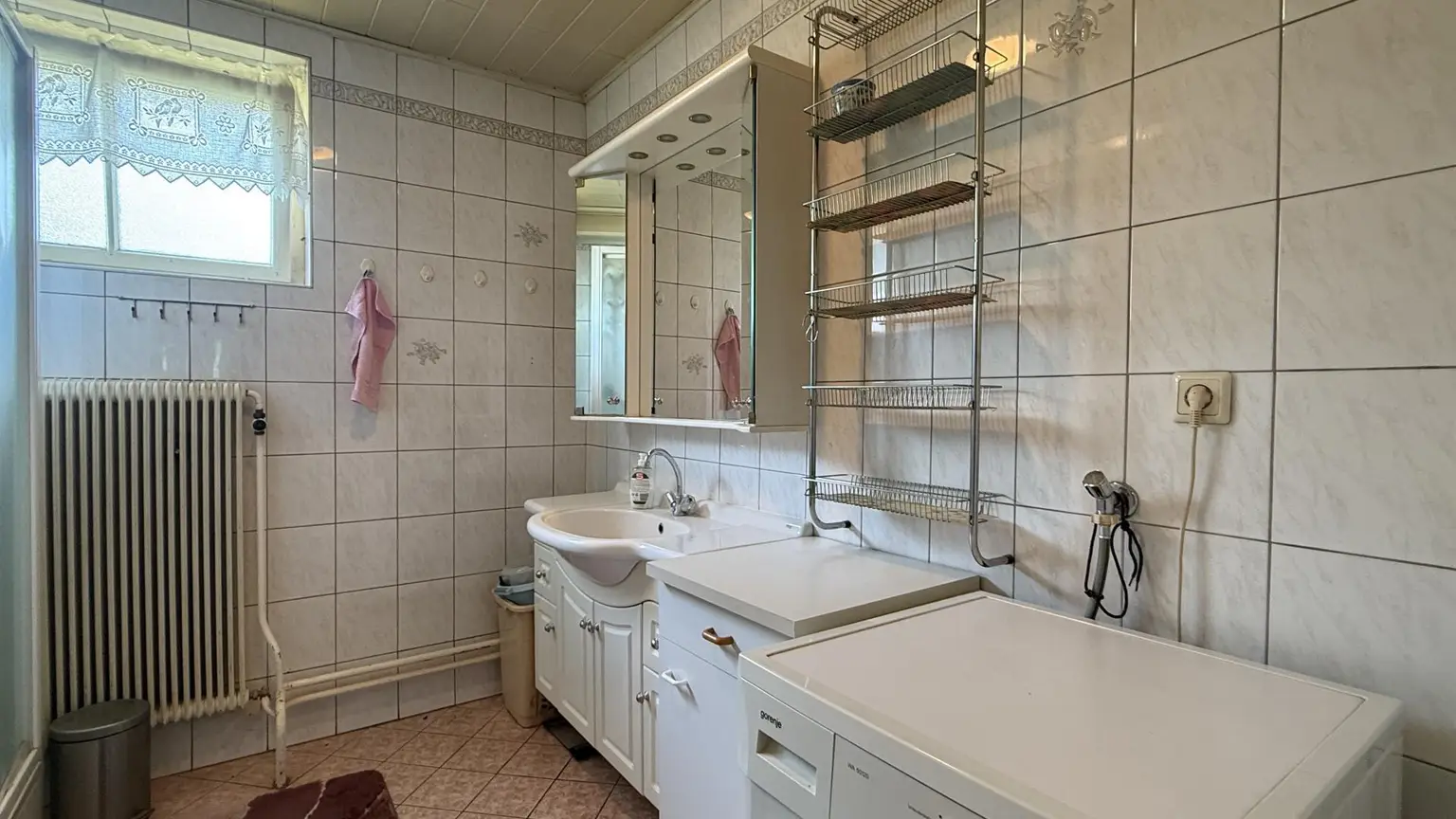 Badezimmer mit Dusche und Waschmaschine