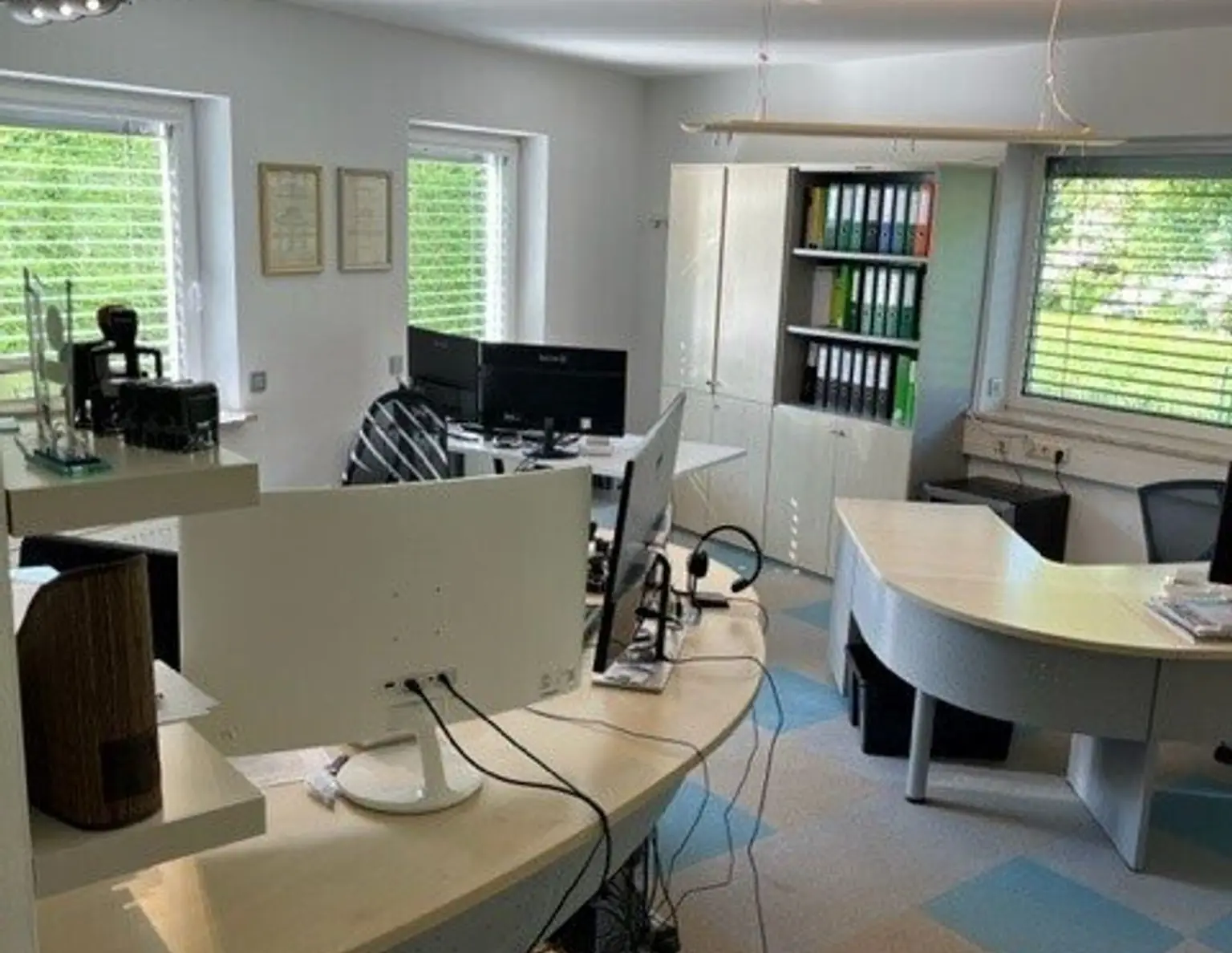 Bis zu 4 Büroplätze in Gemeinschaftsbüro mit IT-Firma zu vermieten (abgeschlossen oder als Coworking)