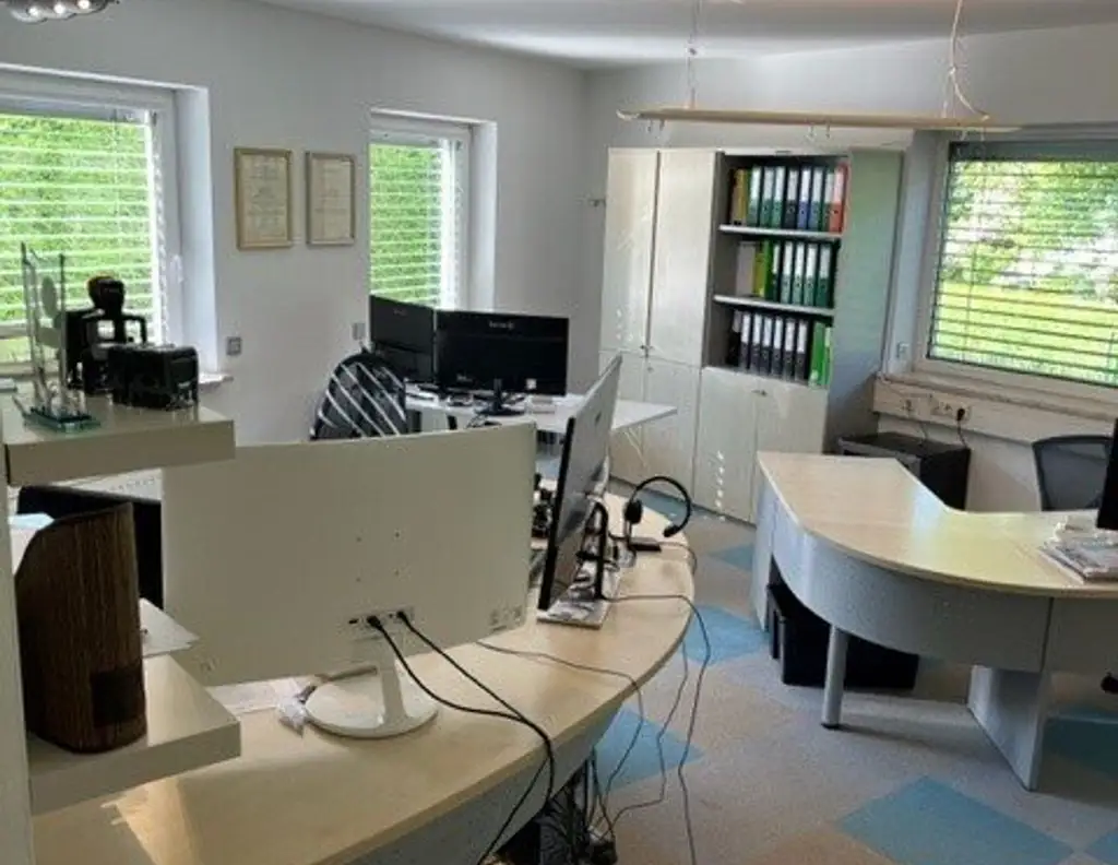 Bis zu 4 Büroplätze in Gemeinschaftsbüro mit IT-Firma zu vermieten (abgeschlossen oder als Coworking)