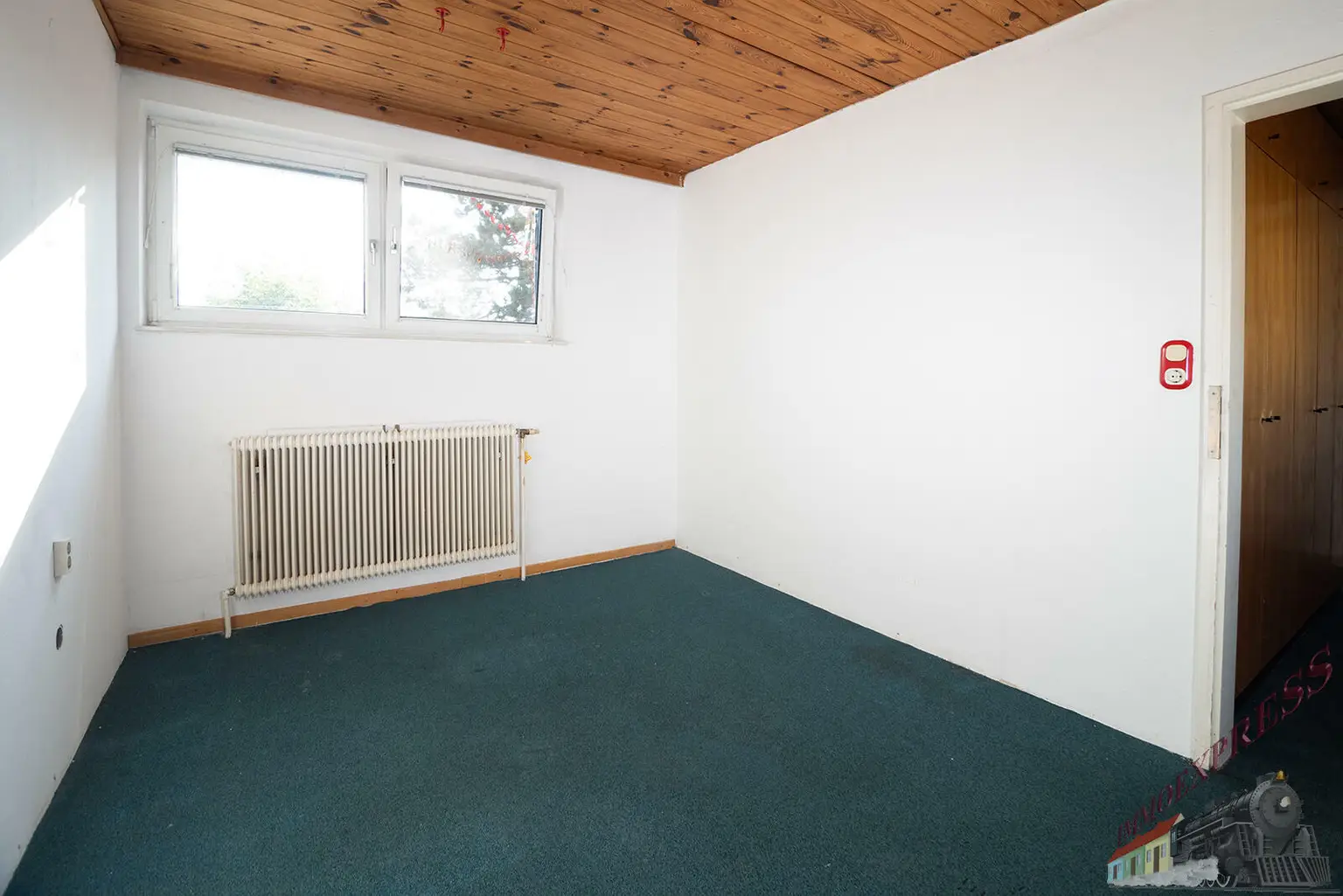 Architektenhaus mit Schwimmhalle in Ruhelage