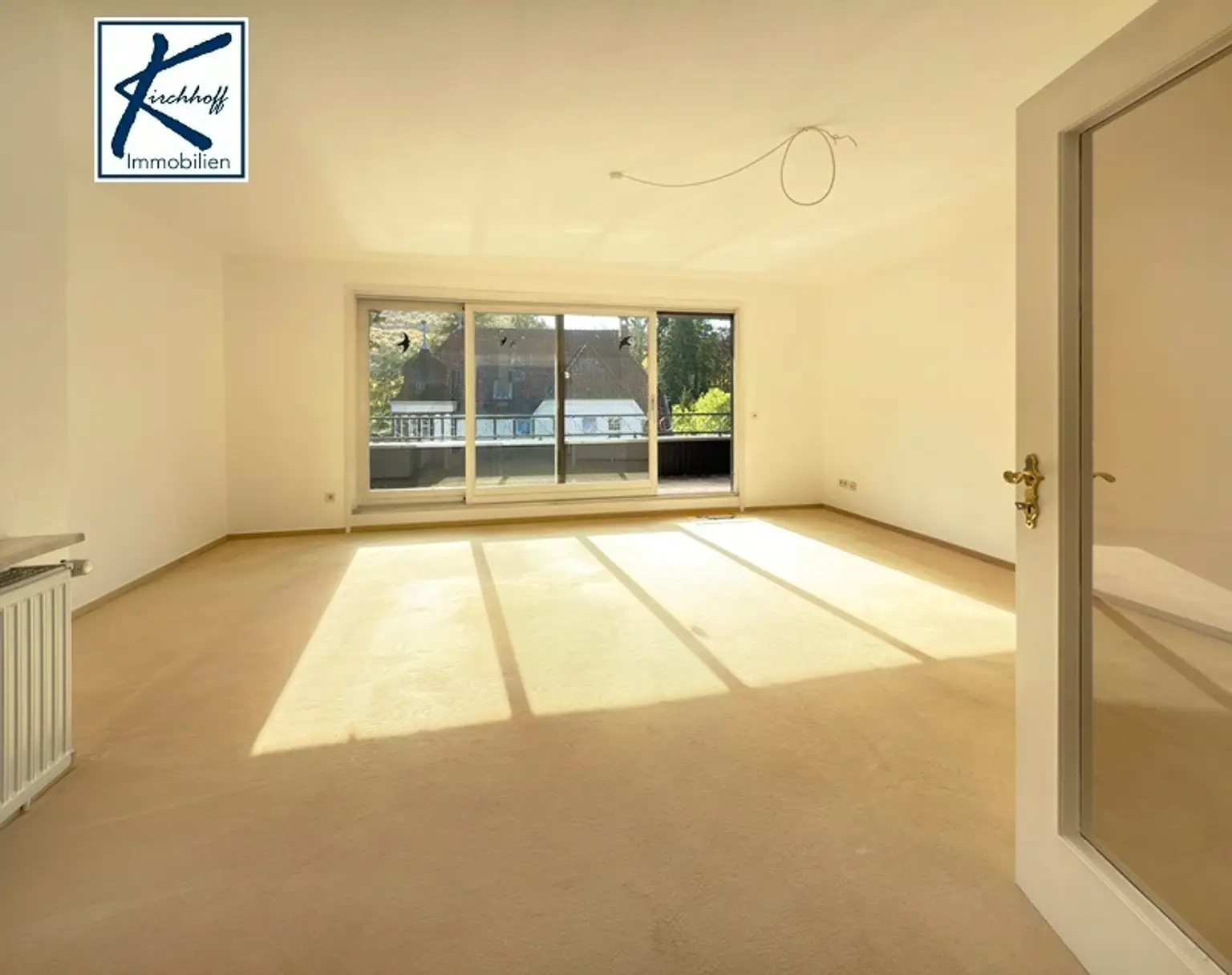 großes Wohnzimmer mit Südbalkon