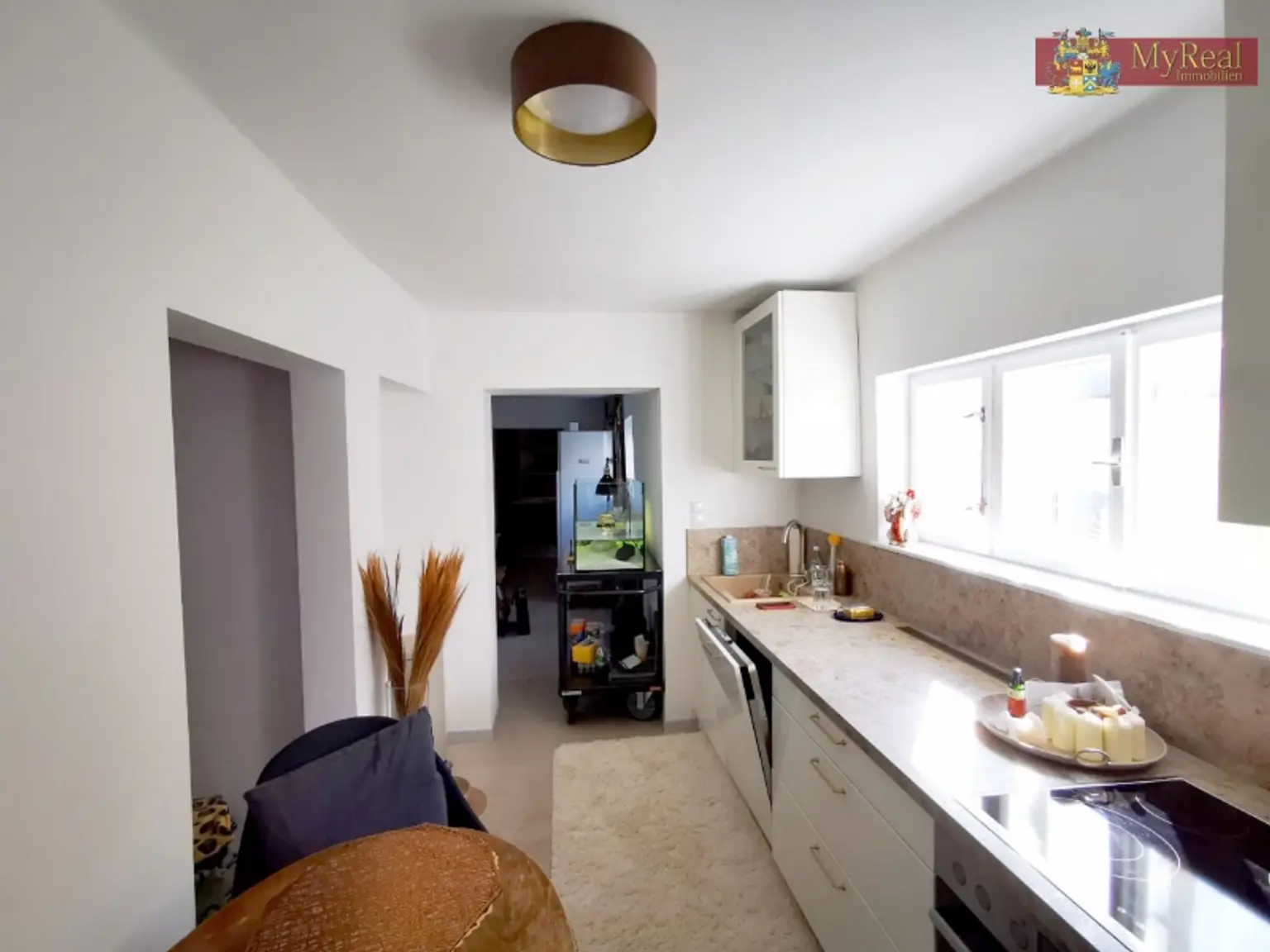 Küche mit Durchgang