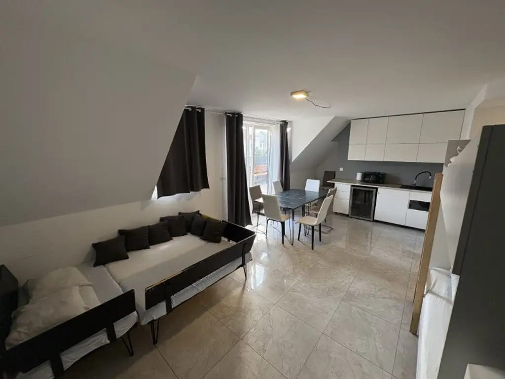 Exklusive Dachgeschoss-Wohnung: 4 Zimmer & 3 Terrassen (Heizkosten inkl.)