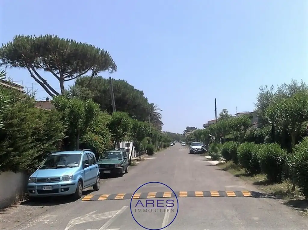 ITALIEN - Unweit von Rom wartet dieser herrliche Villenanteil innerhalb einer exklusiven Anlage mit Privatstrand auf Sie!