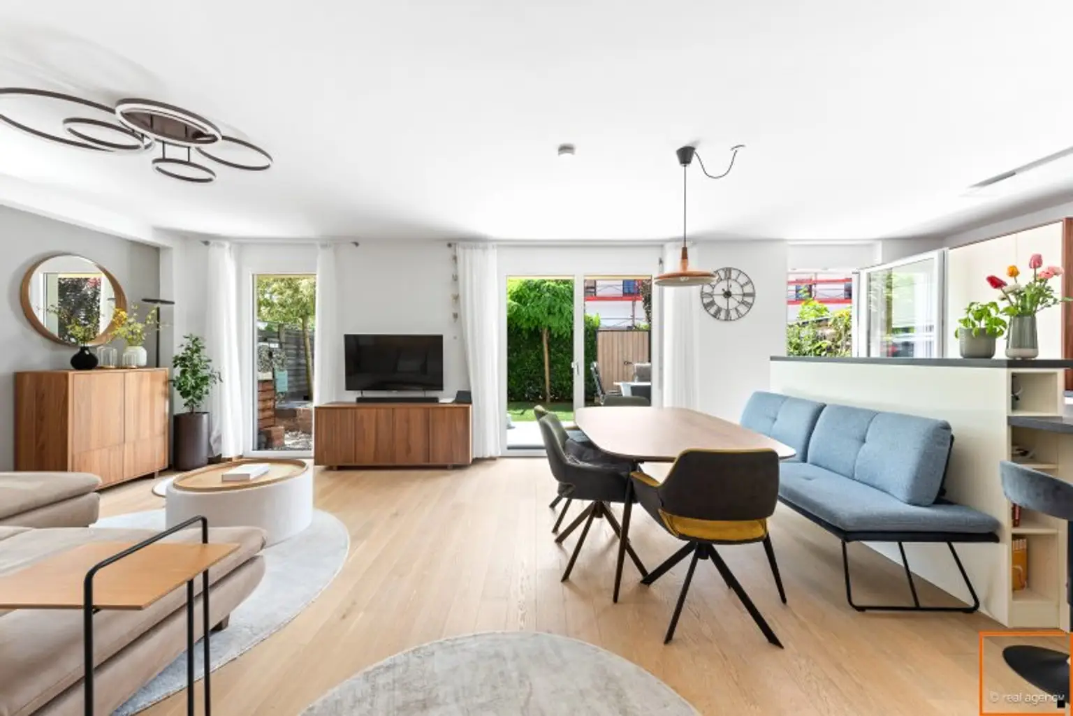 Wohnzimmer und Garten