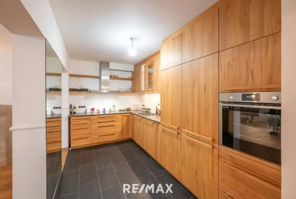 Traumhafte 6 - Zimmer - Wohnung / Büro mit grünem Innenhof in ruhiger sensationeller Lage in Hernals