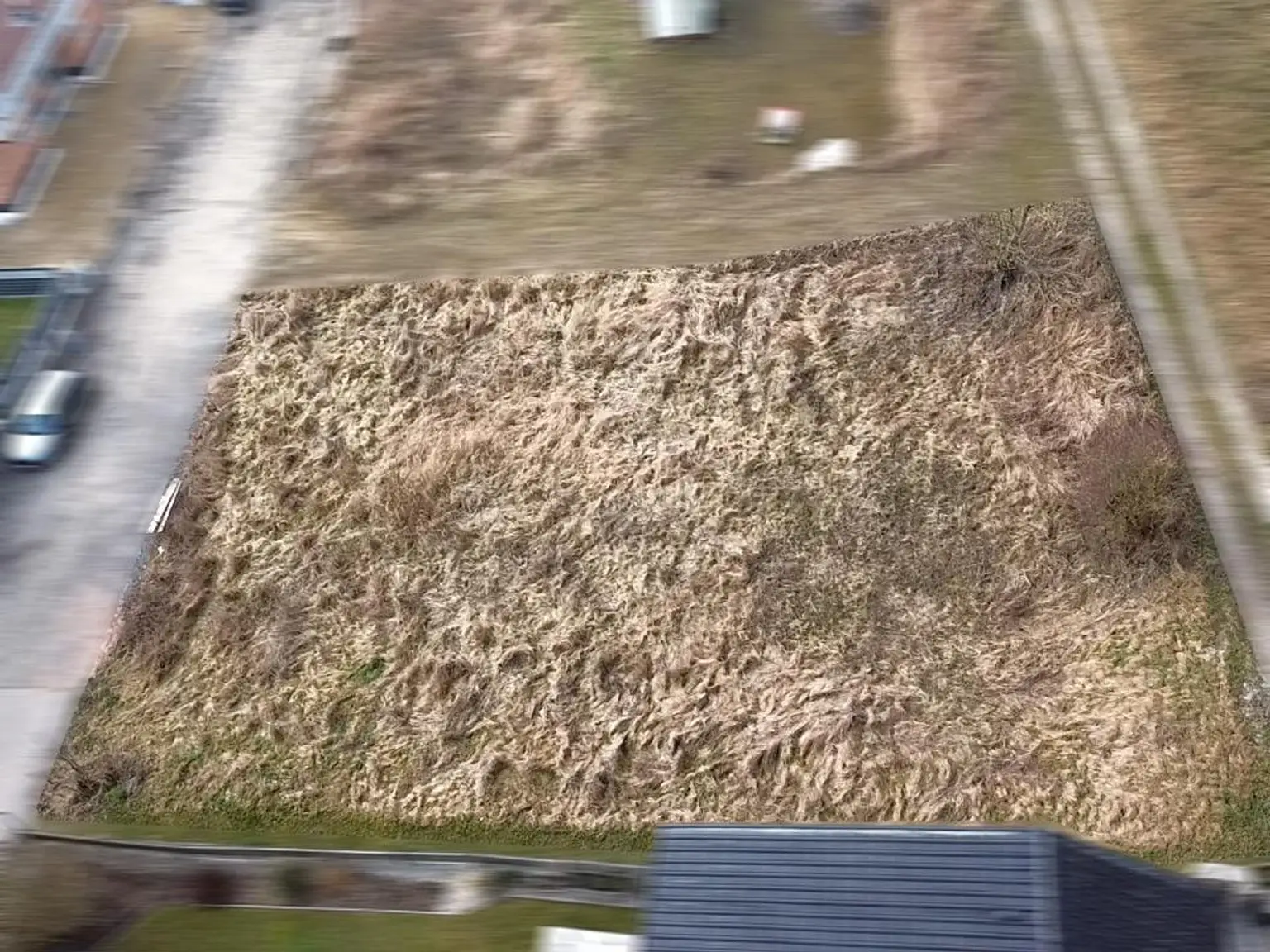 Drohnenaufnahme: Grundstück scharf - Umgebung unscharf