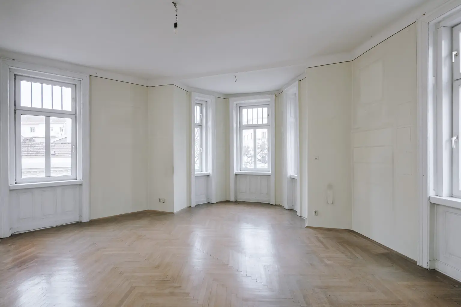 Sanierungsbedürftiges 4 Zimmer Altbau-Juwel in sehr guter zenraler Lage von Döbling!