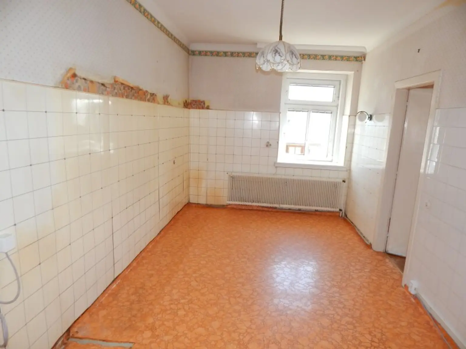 Historisches Gebäude mit großen Weinkeller mit Gewölbe im Zentrum von Perchtoldsdorf