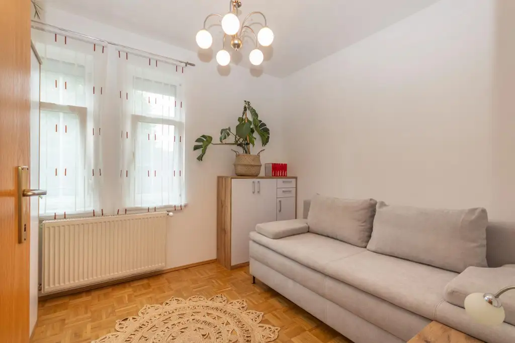 FREUNDLICHE WOHNUNG MIT GARTENNUTZUNG UND PARKPLATZ